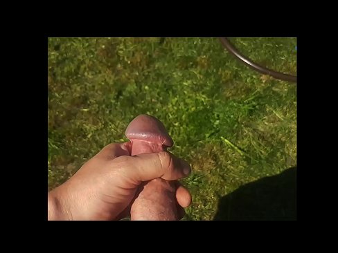 ❤️ A boazona se fode e se ejacula com um esguicho em um jardim de verão ☑ Porno russo em nós ❌️