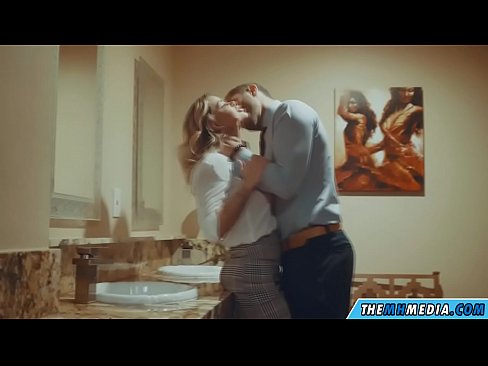 ❤️ Quando uma loira peituda o seduz em um banheiro público ☑ Porno russo em nós ❌️